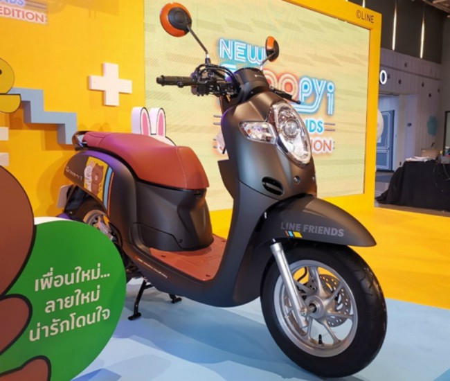 Mới đây nhà phân phối xe AP Honda đã tung ra thị trường Thái Lan phiên bản xe tay ga mới Scoopy I LINE FRIENDS có thiết kế thời trang, đi theo tôn chỉ: người bạn mới, thiết kế mới, ngoại hình dễ thương.