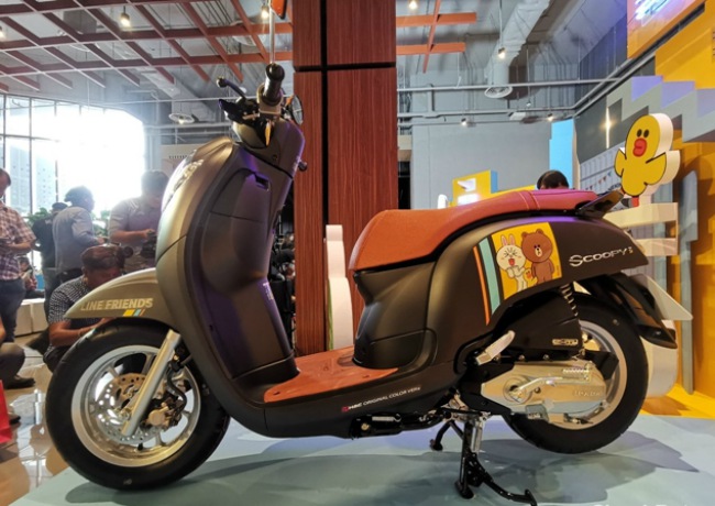 Sự ra mắt của Scoopy I bản đặc biệt chính là nỗ lực mà Honda muốn đưa tới những giá trị tốt nhất cho người tiêu dùng, nhất là với thế hệ trẻ. Trước đây, Honda cũng từng hợp tác các thương hiệu đẳng cấp thế giới để tạo nên những diện mạo đẹp mắt cho xe của Honda.