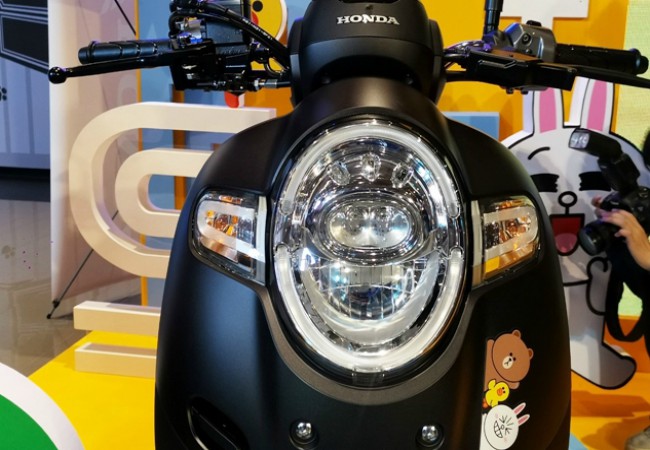 Cận cảnh đèn pha trước của Scoopy i Line Friends.