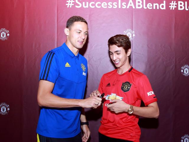 Phim - Diễn viên Bình An phấn khích khi được sao MU ký lên ngực áo