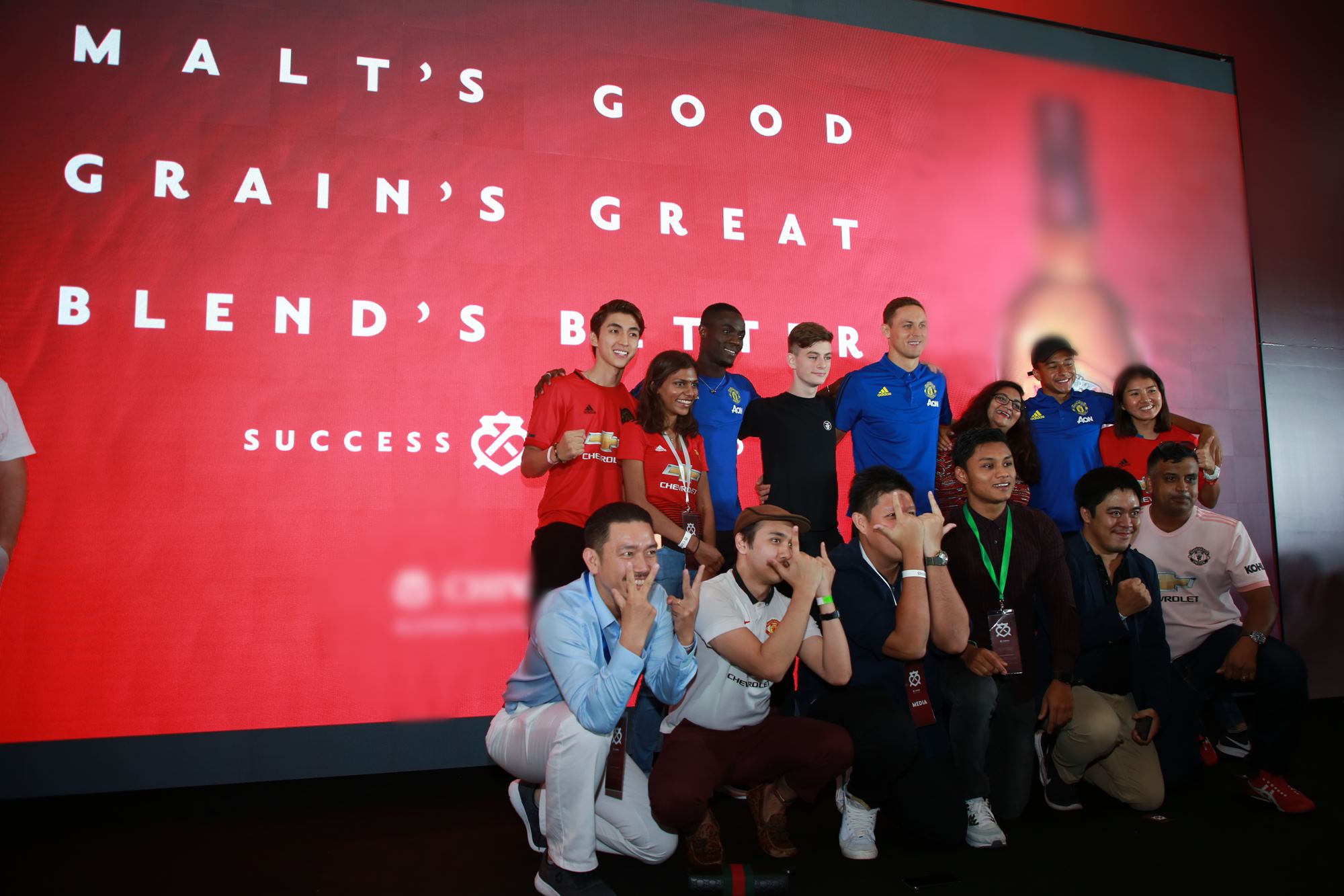  Trong khi đó, tiền vệ phòng ngự Nemanja Matic lại luôn giữ vẻ điềm đạm suốt buổi giao lưu giống hệt như phong cách của anh trên sân cỏ. Vốn là một chuyên gia phòng ngự, anh dần thay đổi để trở thành mắt xích quan trọng trong lối chơi tấn chơi mà HLV Solskjaer xây dựng. Còn trung vệ Eric Bailly lại thu hút người hâm mộ bởi vẻ ngoài rất "ngầu". Trong các trận đấu, Eric Bailly luôn gây ấn tượng bằng vẻ ngoài to cao và lợi thế lớn nhất của anh chính là tốc độ. 