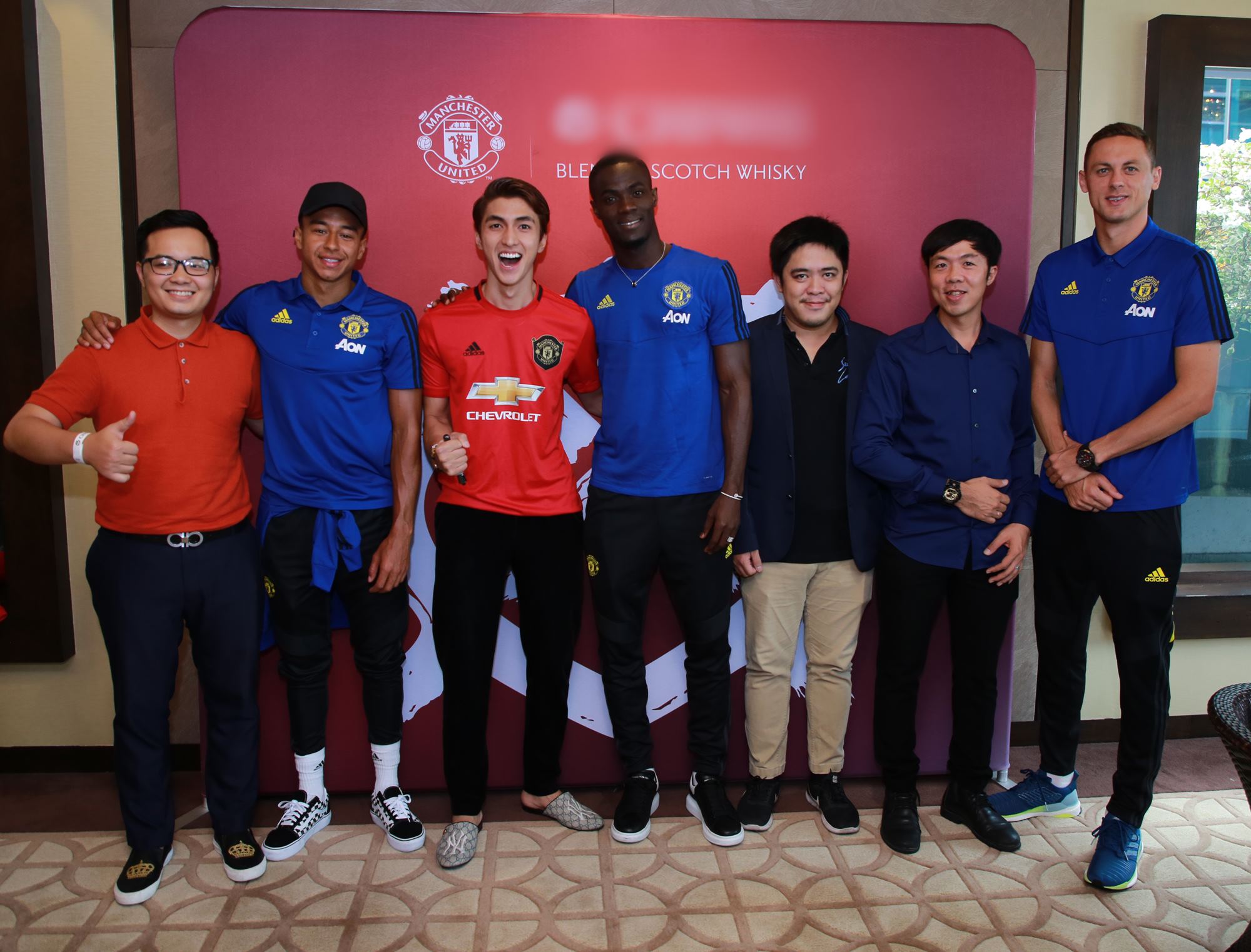 Suốt buổi giao lưu, tiền vệ Jesse Lingard luôn tỏ ra thân thiện với người hâm mộ, giữ nụ cười tươi rói mỗi khi ống kính máy ảnh hướng đến. Gia nhập lò đào tạo United từ khi chỉ là một chú nhóc 7 tuổi, đến nay, Jesse Lingard đã giành được rất nhiều tình cảm yêu mến từ fan đội MU. Họ gọi anh là "vũ công Samba của Lingardinho" với những cống hiến thầm lặng và không ít lần ghi những bàn thắng quan trọng, thổi bùng lên tinh thần "Thành công là sự phối hoà" trong đội hình Quỷ đỏ.