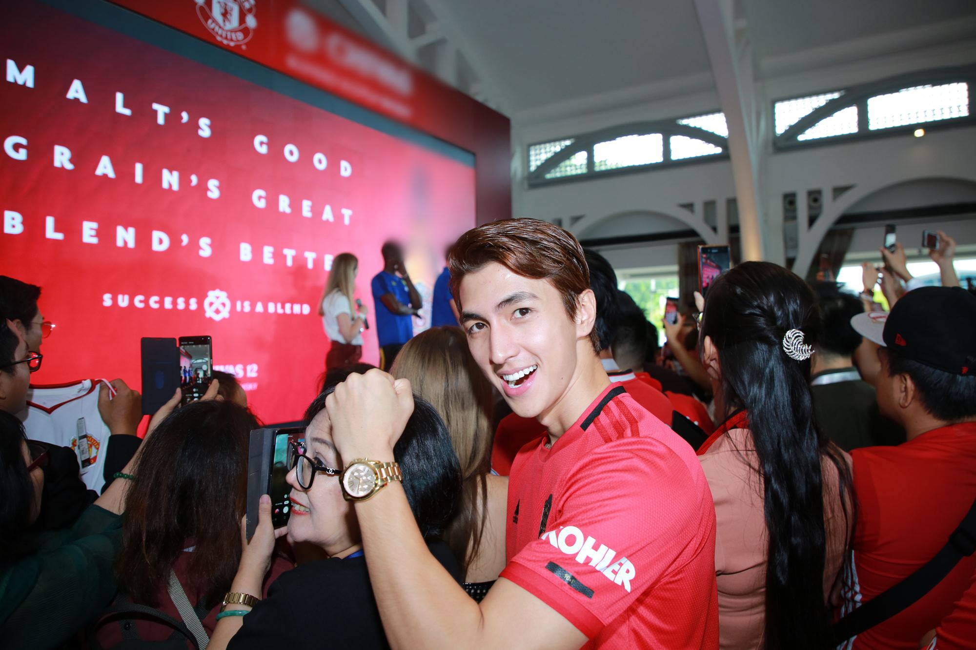 Trong buổi giao lưu, các cầu thủ đã cùng tham gia một số hoạt động như đá cầu, vẽ tranh và chụp ảnh lưu niệm cùng người hâm mộ đến từ châu Á. Ở phần bốc thăm để lên sân khấu chụp ảnh cùng tuyển thủ đội Quỷ đỏ, diễn viên Bình An đã may mắn có cơ hội đứng gần những cầu thủ mà anh yêu mến bấy lâu.