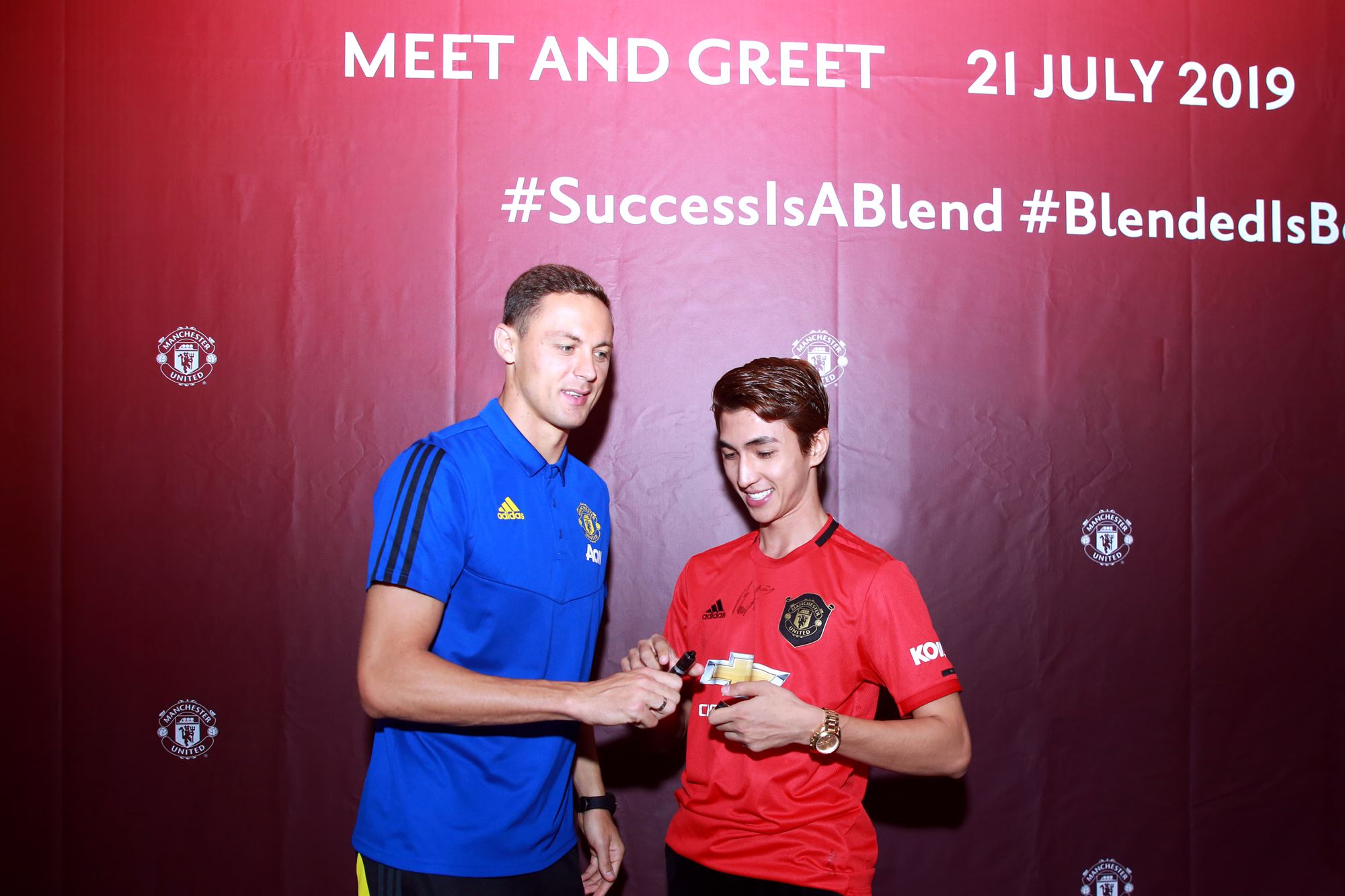 Hot boy điển trai lộ rõ vẻ phấn khích và hào hứng khi được trò chuyện cùng sao MU. Sau đó, Bình An được tiền vệ Nemanja Matic ký tặng lên ngực áo. Chia sẻ về buổi gặp gỡ này, nam diễn viên "Zippo Mù tạt và em" cho rằng điều này chẳng khác nào một giấc mơ. Bình An vui mừng viết trên trang cá nhân: "Con đường đến với vinh quang không phải là hành trình của một cá nhân. mà phải là sức mạnh phối hoà của một tập thể. Hôm qua, mình đã chứng kiến những pha tranh bóng nghẹt thở, bàn thắng quyết định của Greenwood, chiến thắng xứng đáng của các chiến binh Quỷ đỏ. Hôm nay, mình lại được gặp gỡ đội hình trong mơ đã tạo nên thành công đó: Jesse Lingard, Nemanja Matic và Eric Bailly! An vừa được gặp gỡ, bắt tay và chụp hình với các danh thủ. Ôi còn xin được cả chữ ký của anh Matic nữa".