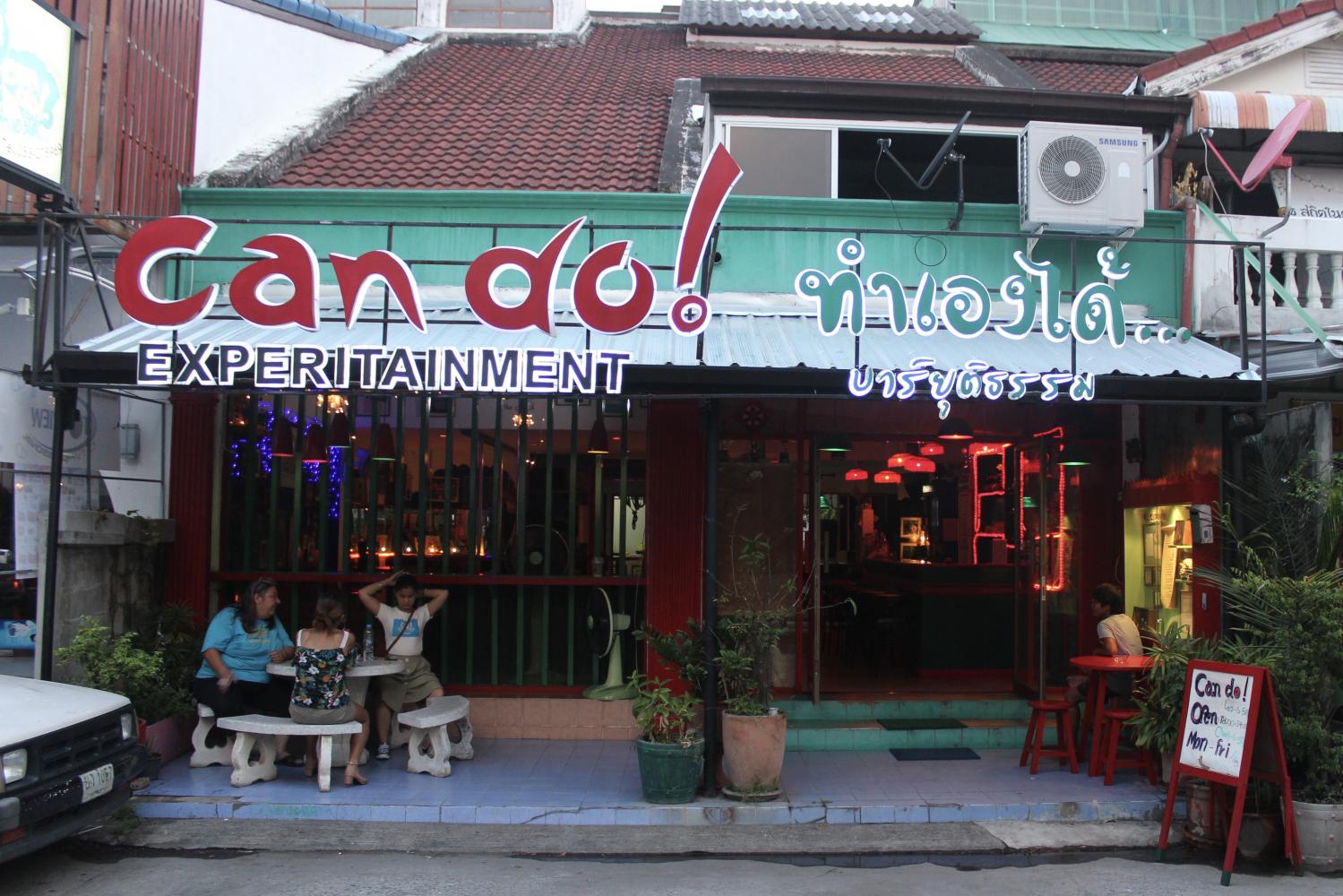 Quán bar Can Do Bar, một cơ sở hợp pháp do các cô gái bán dâm&nbsp; điều hành ở&nbsp;Chiang Mai.