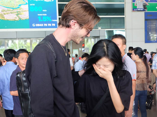 Bí mật đến Việt Nam, ”thần đồng âm nhạc” khiến fan Việt bật khóc tại sân bay