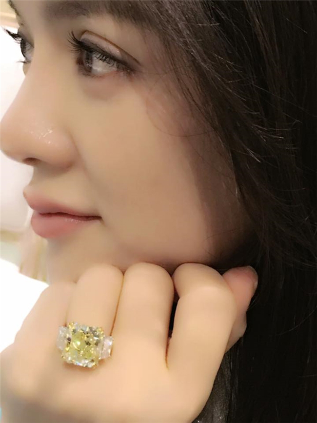 Tháng 12 năm 2016, nữ diễn viên khoe chiếc nhẫn kim cương 60 tỷ ở ngón áp út khiến nhiều người tò mò liệu đó có phải là chiếc nhẫn cầu hôn.