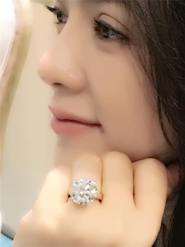 "Choáng" nhất phải kể tới chiếc nhẫn kim cương theo một số nguồn tin có giá khoảng 5 triệu USD, tương đương 100 tỷ đồng.
