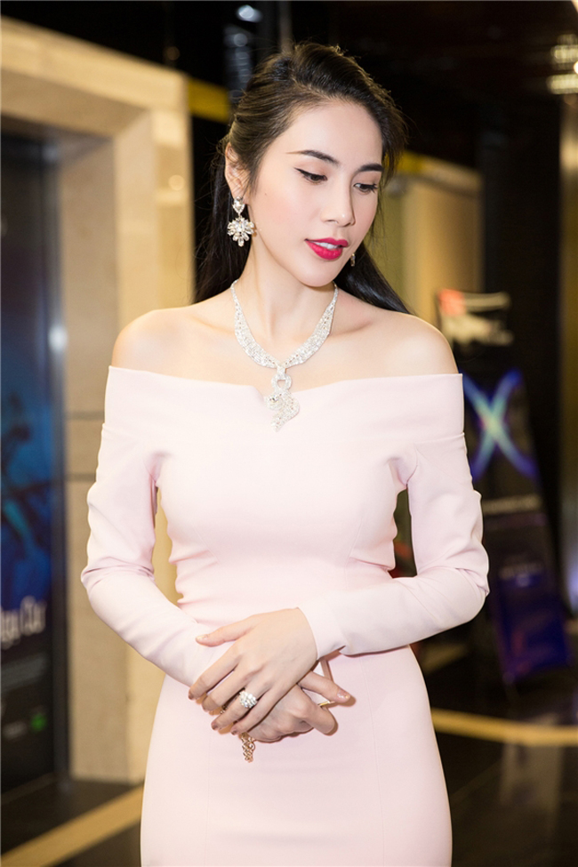 Nữ ca sĩ Thủy Tiên cũng khiến dân tình phải trầm trồ với chiếc nhẫn kim cương lấp lánh trên tay trị giá 50.000 USD (khoảng 1,1 tỷ đồng).