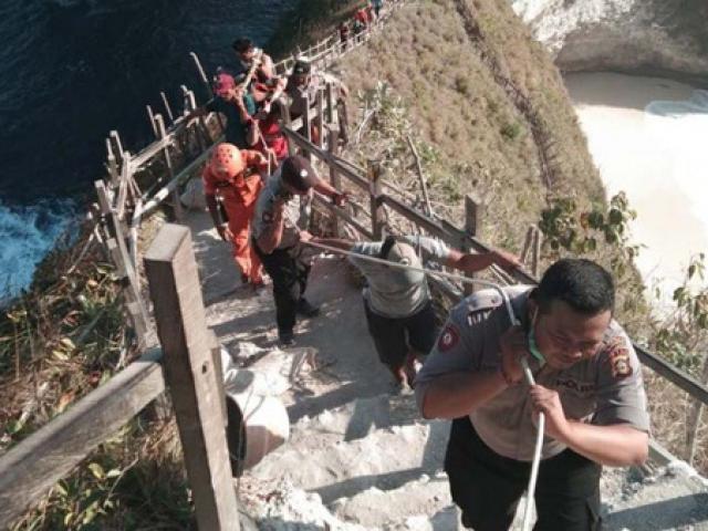 Tin tức trong ngày - Một du khách Việt Nam bất ngờ bị sóng lớn cao 6m cuốn trôi ở đảo Bali