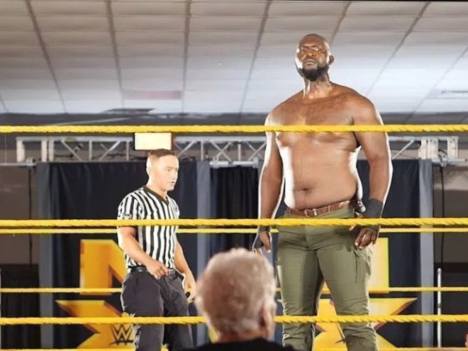 Gương mặt bặm trợn, vẻ ngoài tráng kiện,&nbsp;Omogbehin là "khủng long" đích thực của WWE