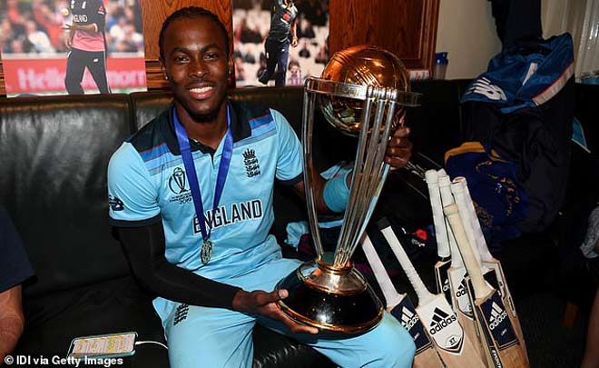Jofra Archer cùng tuyển cricket Anh vô địch thế giới 2019, đây là lần đầu tiên tuyển Anh có được chiếc cup danh giá này