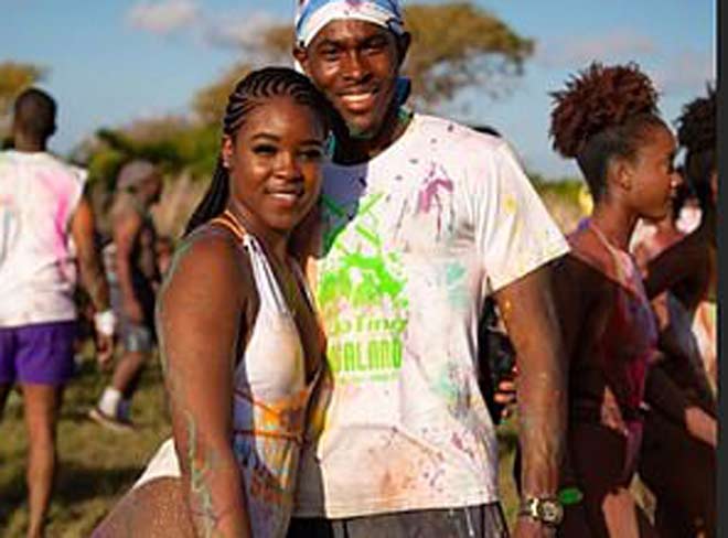 Jofra Archer dính chặt với cô gái lạ mặt