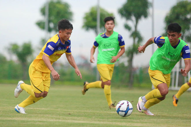 Các tuyển thủ U23 Việt Nam chuẩn bị cho buổi tập chiều ngày 23/7