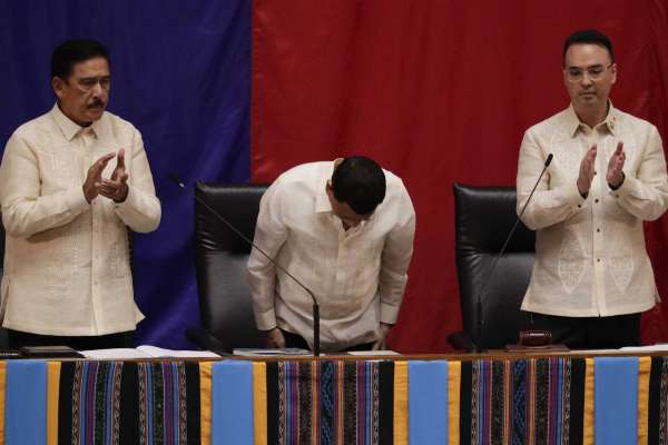 Tổng thống Philippines Rodrigo Duterte (giữa) trước khi phát biểu tại Quốc hội hôm 22-7. Ảnh: Star Tribune
