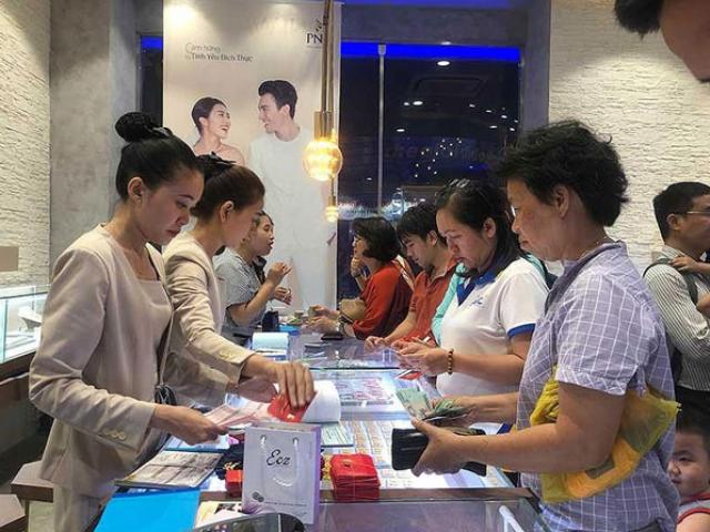 Kinh doanh - Giá vàng tăng sốc, có nên đổ tiền mua?