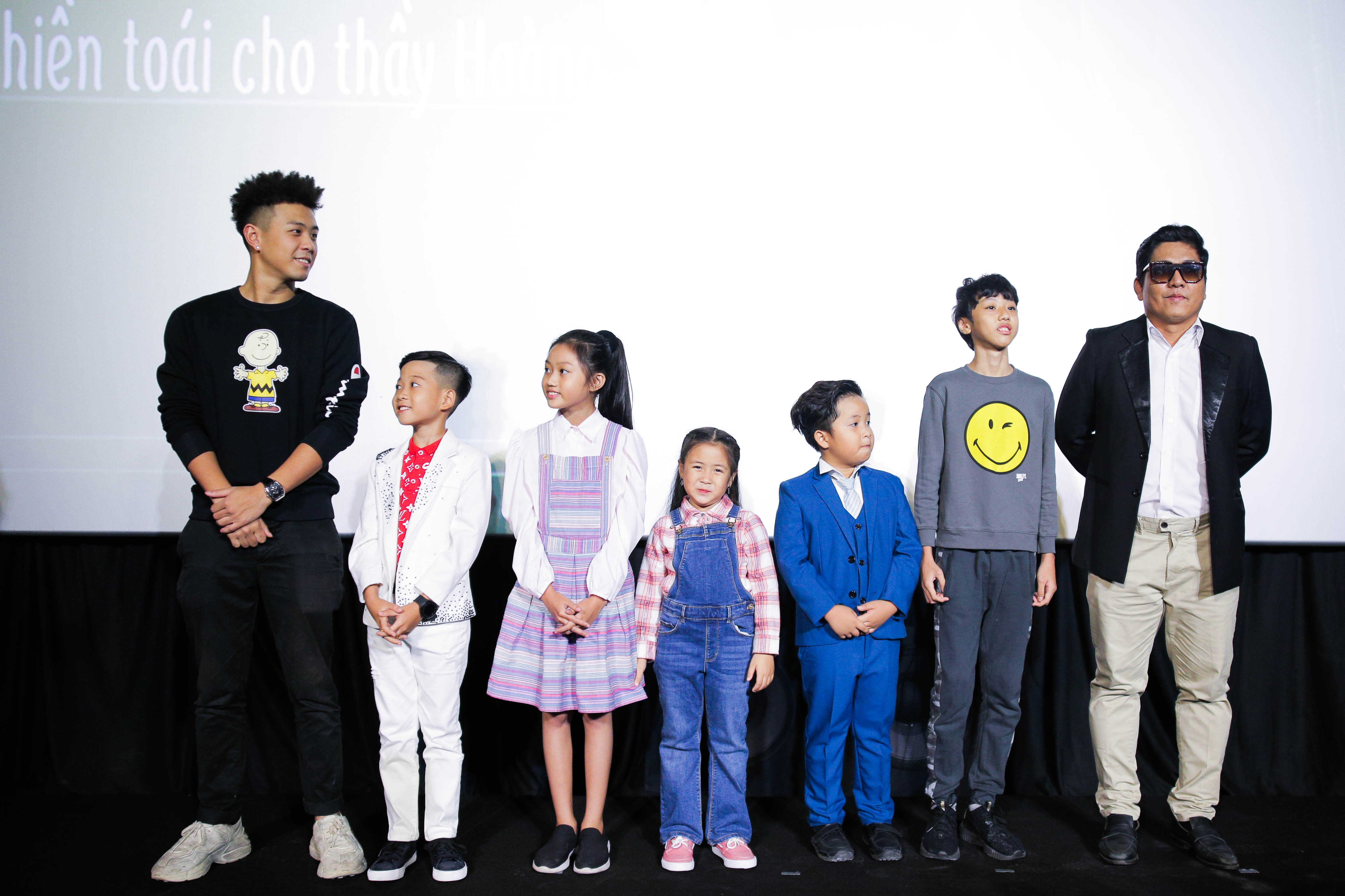 Nam chính cùng dàn diễn viên nhí trong "Anh thầy ngôi sao" ra mắt khán giả.