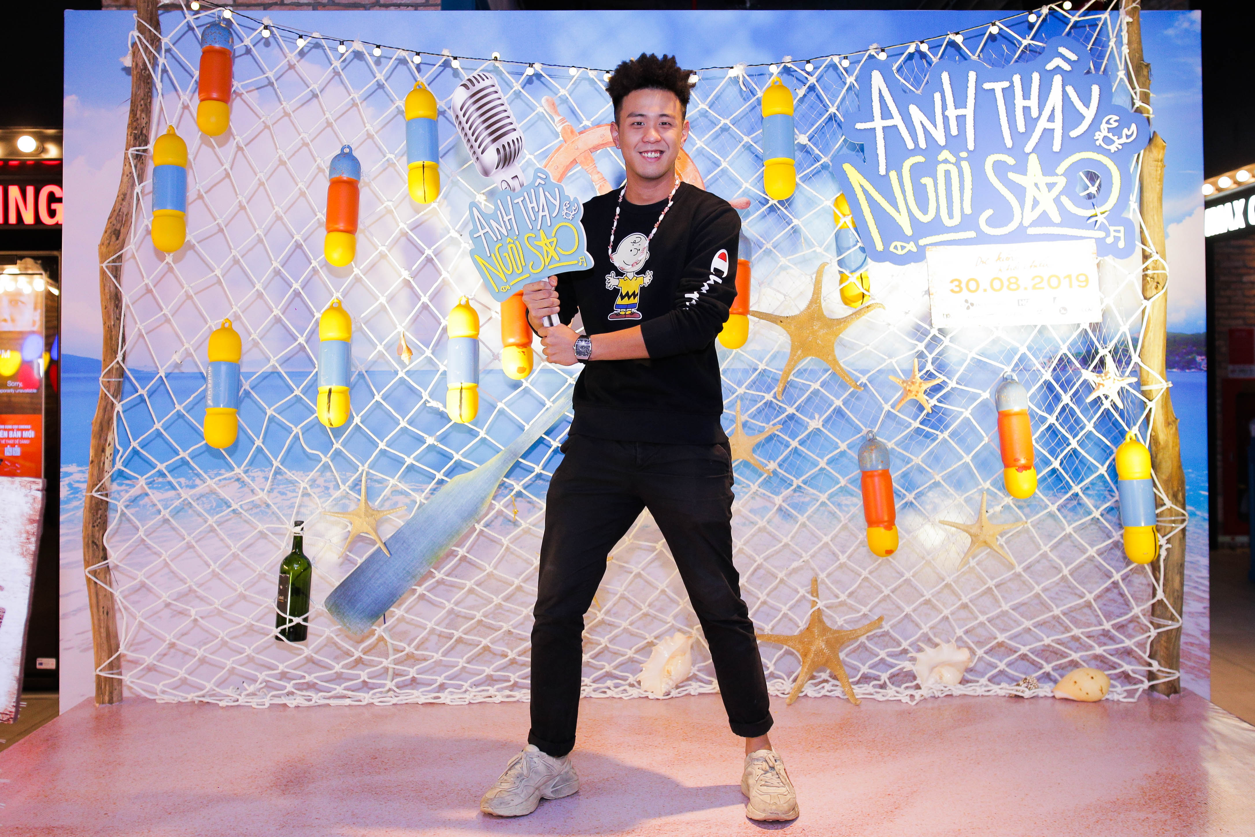 Nam diễn viên sinh năm 1993 sẽ vào vai thầy giáo Hoàng, không thích công việc giảng dạy và luôn ôm mộng làm ca sĩ.