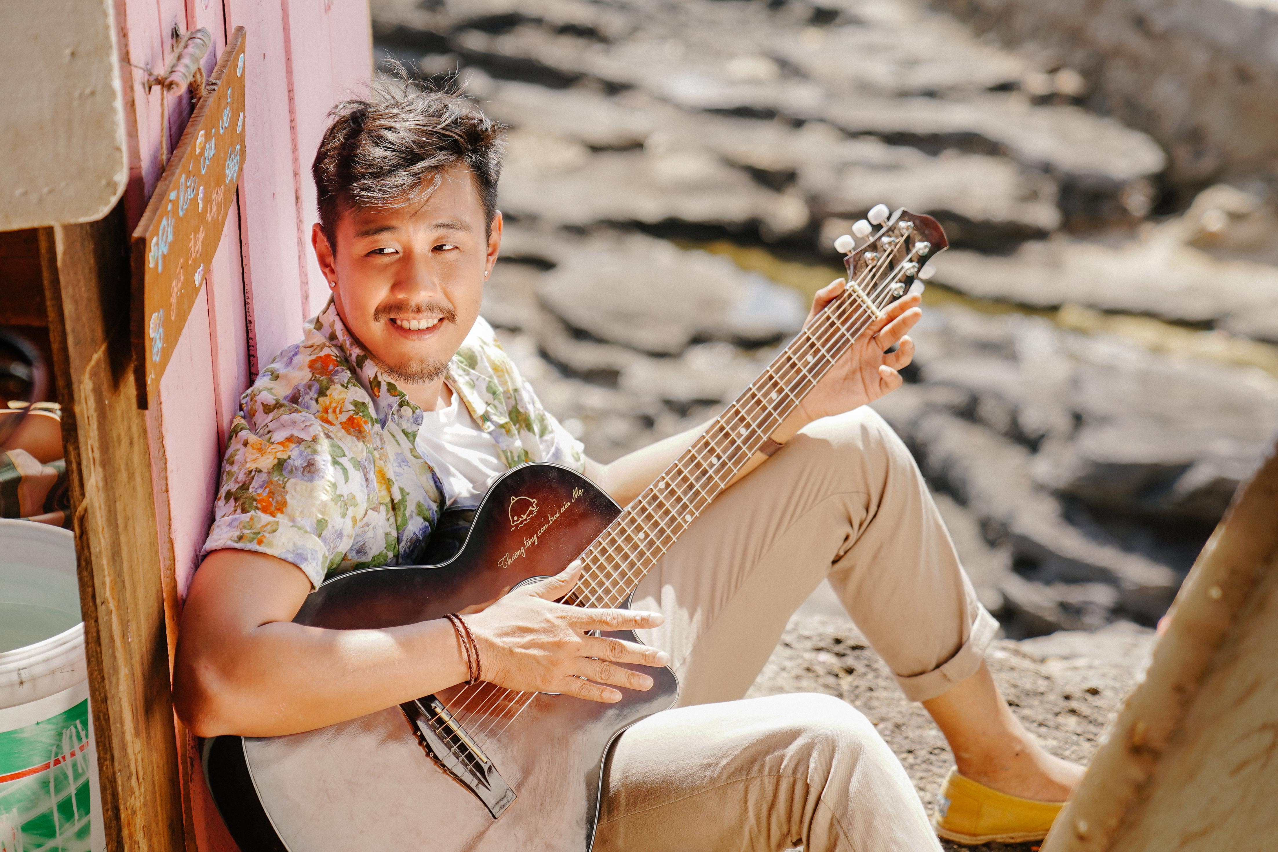 Huyme gặp nhiều khó khăn khi vừa phải biết hát, vừa biết chơi nhạc cụ dù thực tế, anh chàng không có những tài lẻ này.