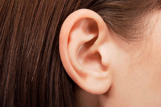 3. Không chạm tay vào tai: Bên trong tai rất mỏng manh và rất dễ bị tổn thương, đó là lý do tại sao các chuyên gia y tế khuyên bạn tuyệt đối không đào sâu vào bên trong để loại bỏ ráy tai. Nếu có bất kỳ vấn đề gì, hãy đến gặp bác sĩ chuyên khoa tai – mũi – họng để được can thiệp đúng cách.