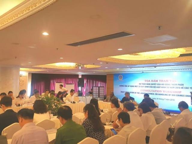 Tin tức trong ngày - Hôn vào môi bé gái đã là dâm ô