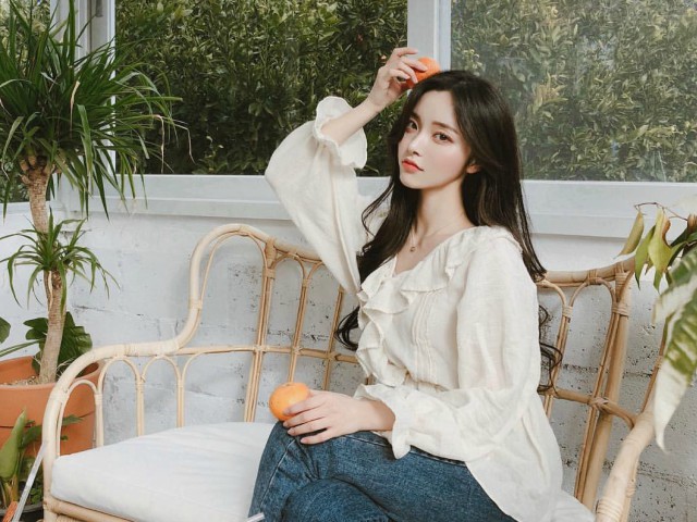 Thời trang - Mặc sơ mi sẽ không còn nhàm chán với 4 cách mix của gái Hàn