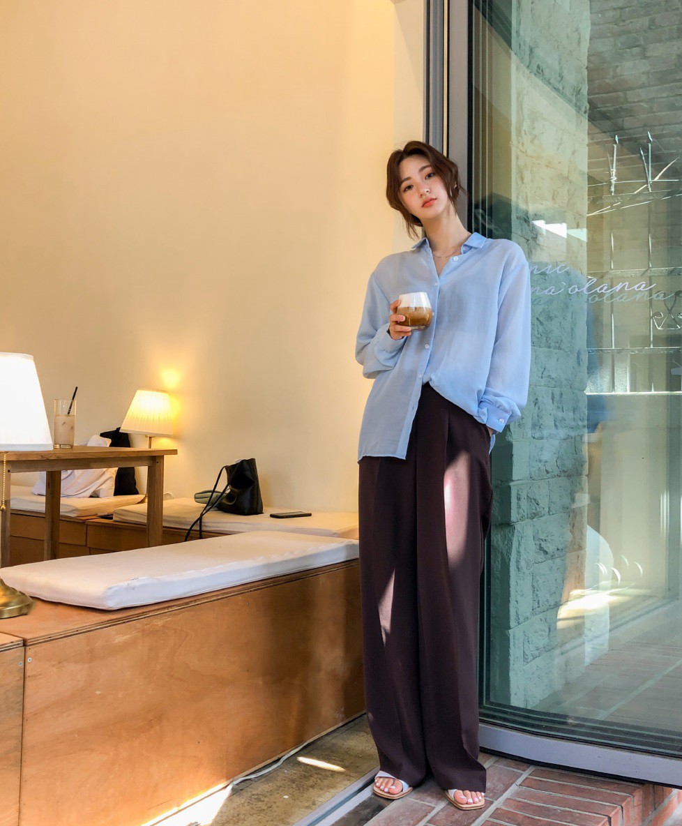 Đã đến lúc bỏ qua kiểu sơ vin truyền thống, bây giờ cứ phải "vạt nọ vạt kia" thế này mới "chuẩn bài" cơ.&nbsp;