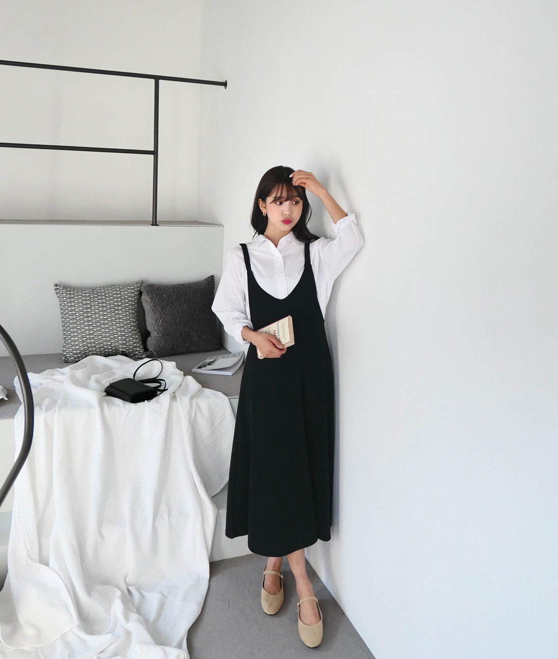 Váy hai dây với áo sơ mi -&nbsp;bộ đôi lý tưởng cho những ngày không biết mặc gì của con gái công sở.&nbsp;