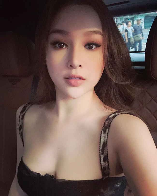 Huyền Baby (tên thật là Đặng Ngọc Huyền, sinh năm 1989) từng là hot girl đình đám một thời. 
