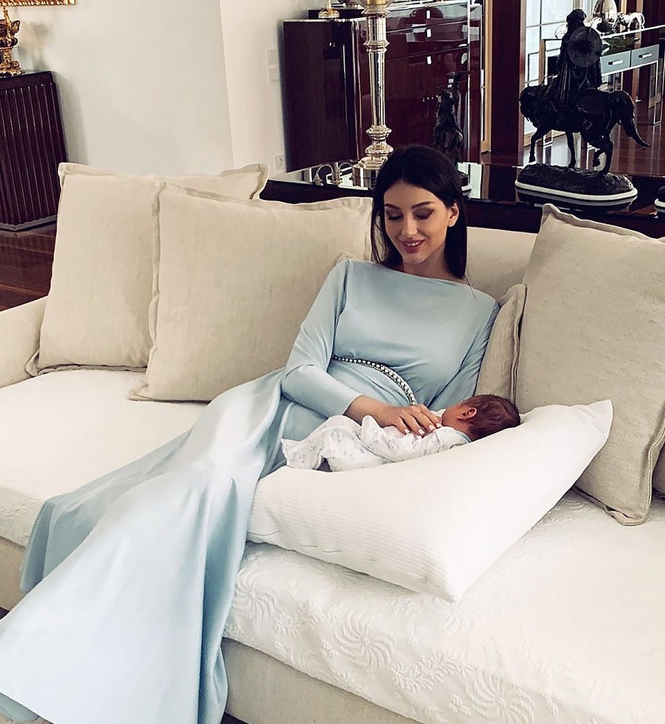 Cô cùng cậu con trai nhỏ vừa chào đời hồi tháng 5 năm nay