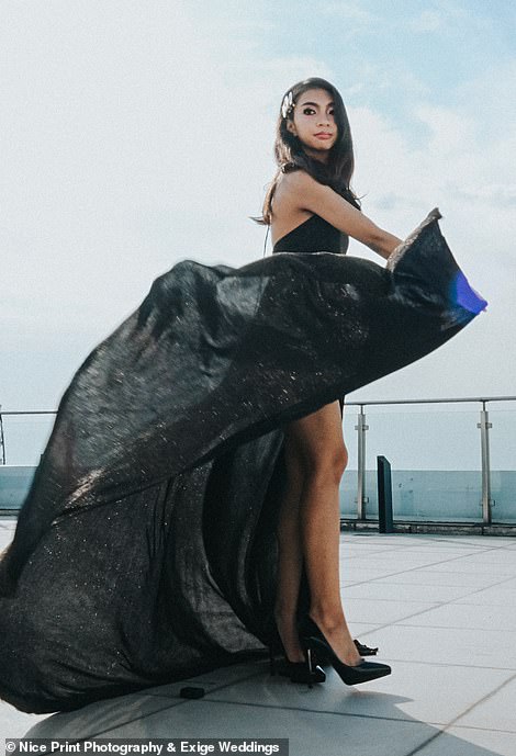 Một bộ váy xẻ đen khác của Danica. Đây cũng là thiết kế được chuẩn bị riêng.