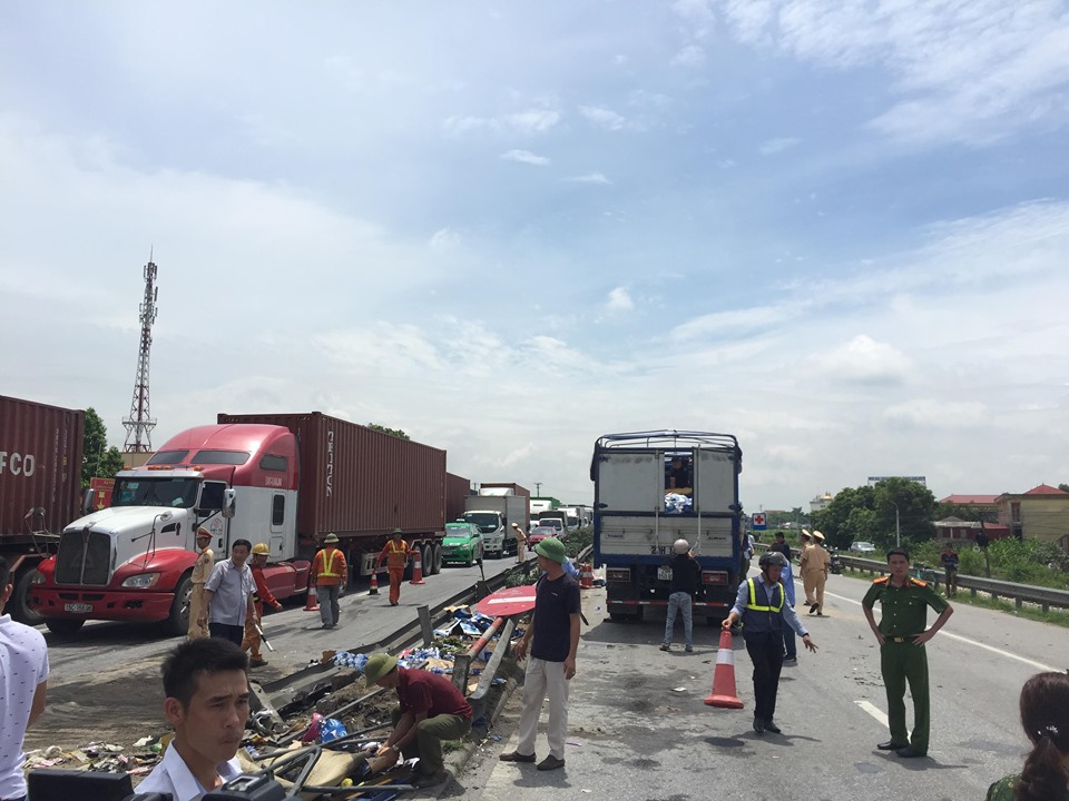Hiện trường vụ tai nạn giao thông tại quốc lộ 5 xảy ra ngày 23/7 khiến 5 người tử vong