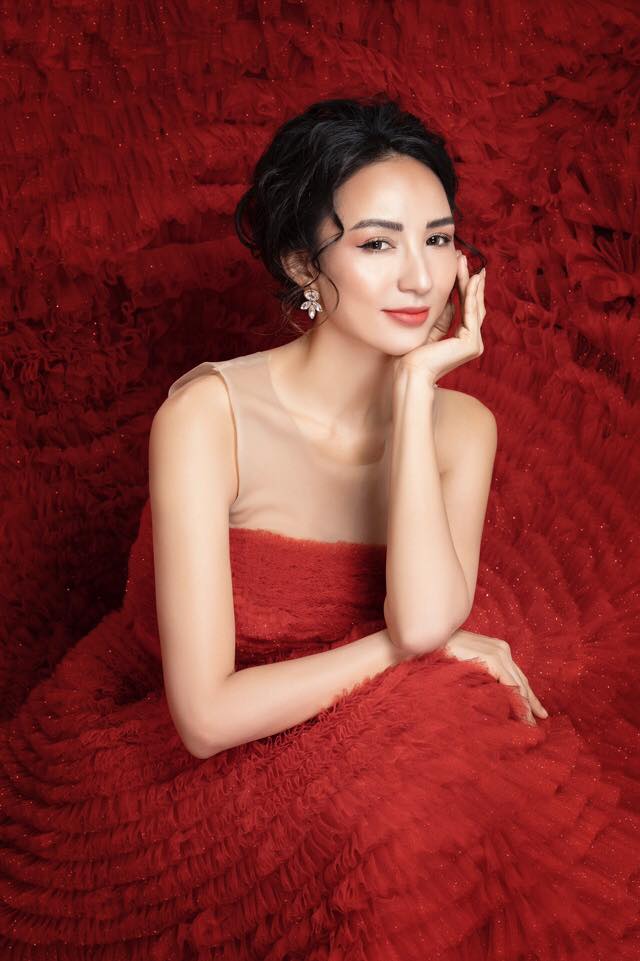 Ngọc Diễm được nhà thiết kế Đức Vincie chuẩn bị 6 bộ trang phục khác nhau. Đức Vincie lựa chọn những thiết kế sang trọng, nữ tính phù hợp với hình ảnh Ngọc Diễm. 