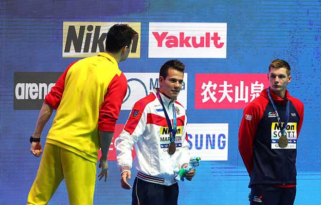 Sun Yang tức giận khi Dennis Scott (phải) từ chối bắt tay và đứng chung bục huy chương