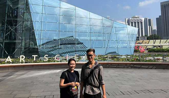 Võ Hoàng Huynh cùng đồng nghiệp trong chuyến công tác tại Singapore.