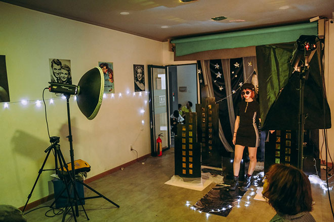 Phòng Studio với đầy đủ các trang thiết bị như máy ảnh, chân máy ảnh, đèn hắt sáng, phong nền,….hố trợ đắc lực cho học viên