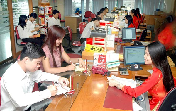 Lợi nhuận của khối ngân hàng vẫn dẫn đầu thị trường (Trong ảnh: Giao dịch tại ngân hàng Techcombank). Ảnh: Tạ Tôn.