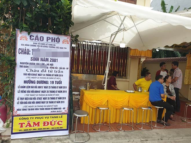 Từ rất sớm, cán bộ Thành Đoàn Hải Phòng đã có mặt tại gia đình các nạn nhân thăm hỏi, động viên và trợ giúp gia đình làm tang lễ.