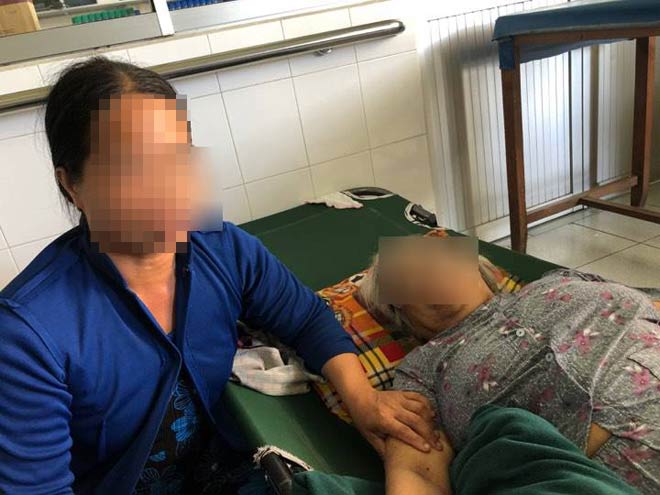 Nương và mẹ trong lần đi mổ mắt.