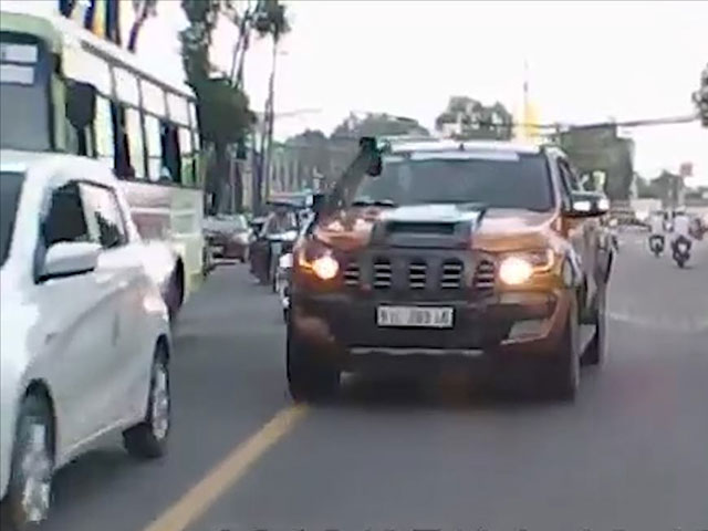 Tin tức trong ngày - Tài xế xe bán tải ngổ ngáo trên đường bị cư dân mạng lên án là ai?