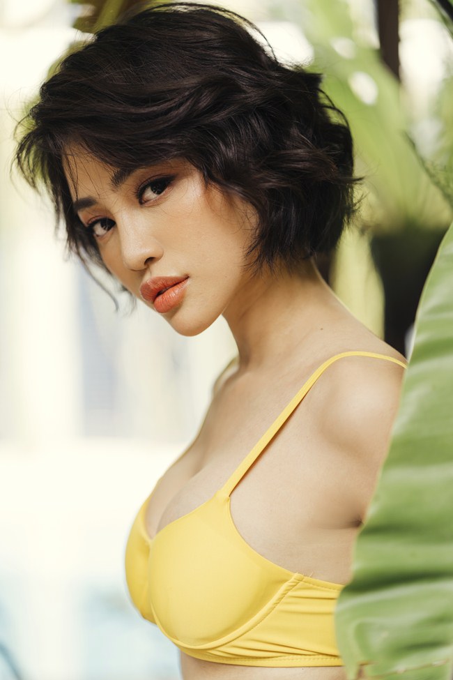 Gương mặt góc cạnh của Thiên Nga với biểu cảm cuốn hút.