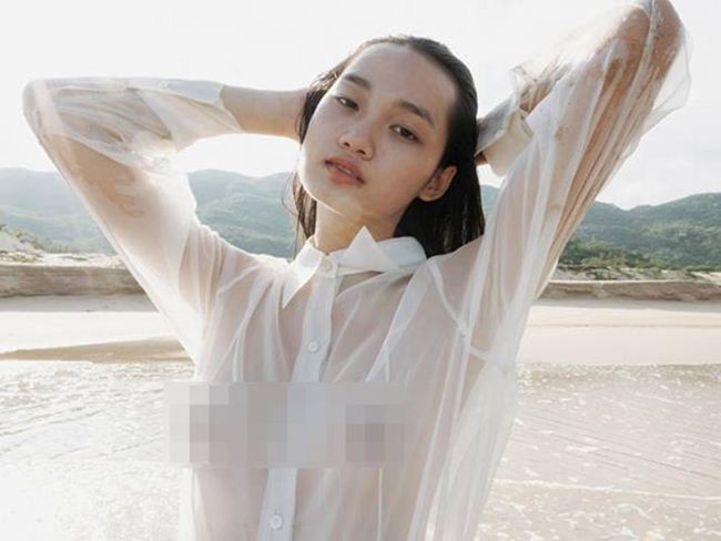 Học trò 20 tuổi của siêu mẫu Võ Hoàng Yến gây &#34;bão&#34; mạng xã hội với bức hình khoe ngực trần với áo sơ mi ướt sũng.&nbsp;