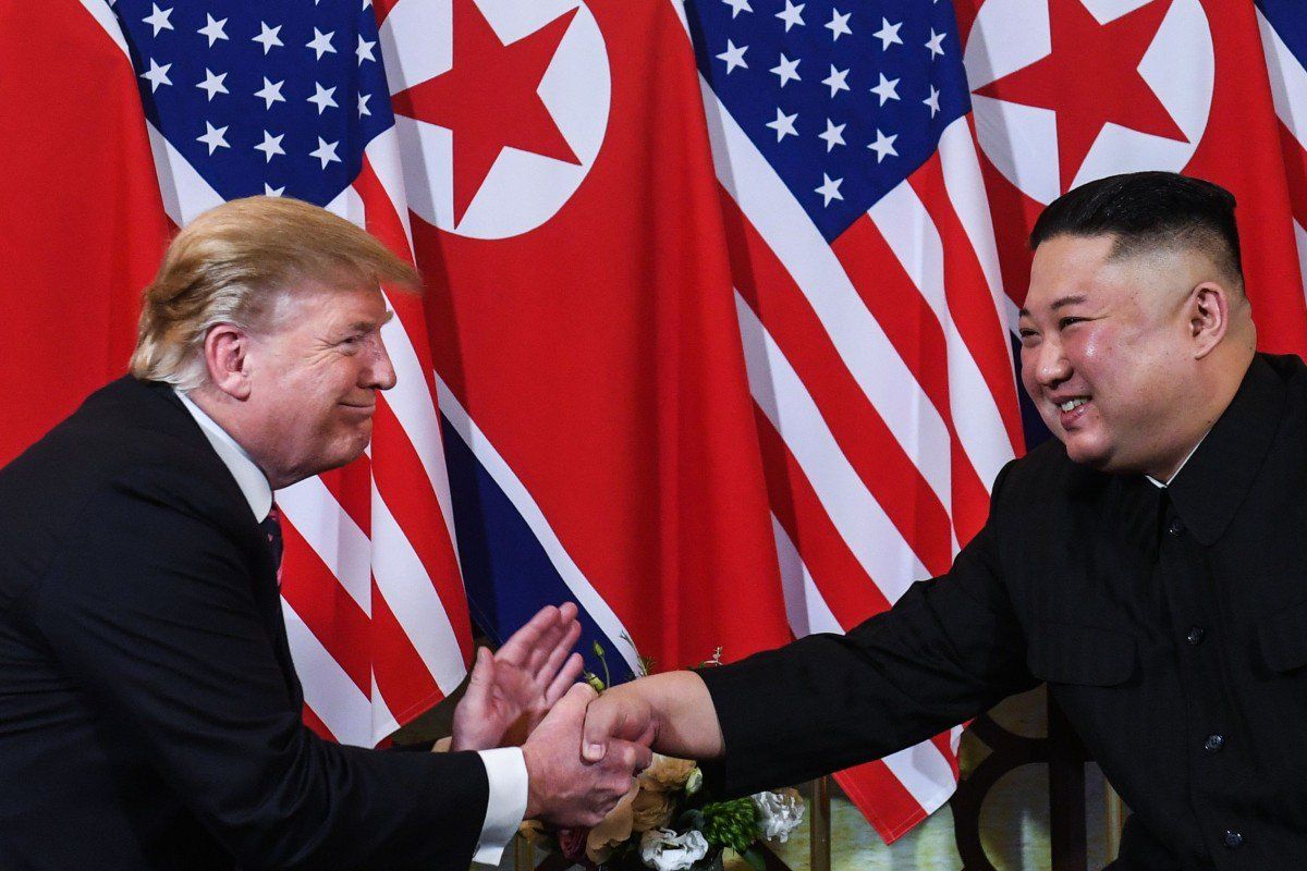 Tổng thống Mỹ Donald và chủ tịch Triều Tiên Kim Jong-un tại Hà Nội. Nguồn: SCMP.