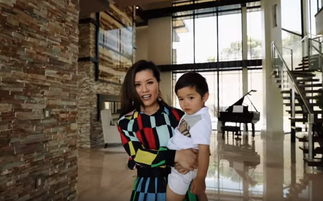 Mới đây trên trang cá nhân, Thủy Tiên - vợ nam ca sĩ Đan Trường chia sẻ video cô cùng con trai Thiên Từ giới thiệu với người hâm mộ về căn biệt thự rộng 4.000 m2 của gia đình cô ở Mỹ.