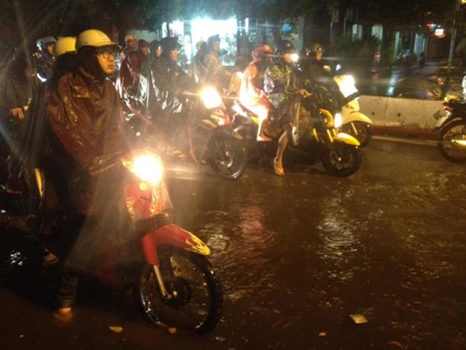 Do xe máy không được che chắn tốt nên chỉ cần nước bắn vào là đã có thể gây chập điện. (Ảnh NT)