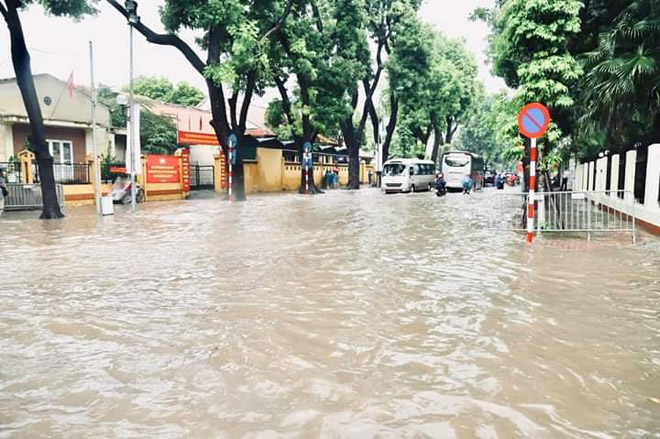 Những nơi nước ngập quá ống xả thì tốt nhất bạn không nên di chuyển qua. (Ảnh Minh Lee)