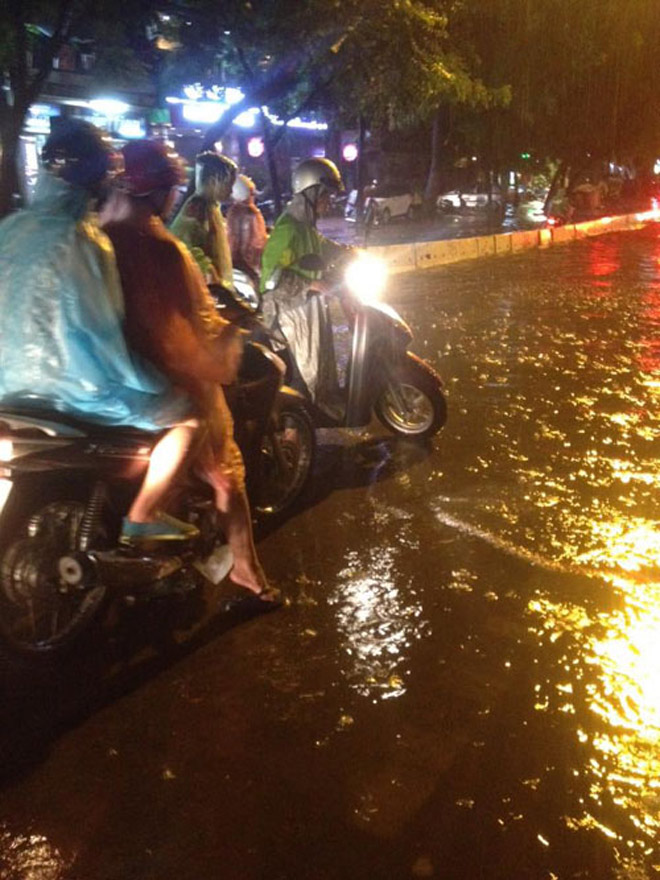 Khi thấy đường ngập nước, sâu ngang ống xả thì tốt nhất không đi vào. (Ảnh NT)