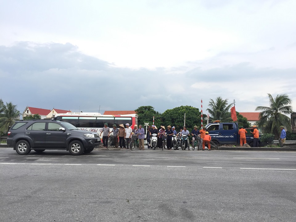 Nhiều người dân chờ băng qua đường tại km 68+300, xã Cộng Hoà, huyện Kim Thành, Hải Dương