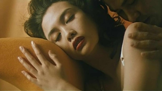 Sau khi kết hôn và rời làng giải trí, diễn viên sinh năm 1968 không còn tham gia hoạt động nghệ thuật. Thỉnh thoảng, cô mới xuất hiện trong một vài sự kiện. Dù không đóng phim song những cảnh nóng táo bạo nhất của Khâu Thục Trinh vẫn để lại nhiều ấn tượng cho khán giả.
