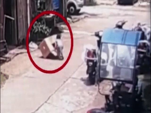Phi thường - kỳ quặc - TQ: Trốn trong thùng carton giữa đường, bé gái bị chiếc SUV chèn qua